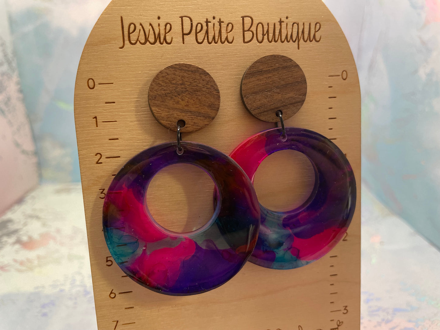 Boucles d’oreilles rondes ouvertes en résine colorée avec bouton en bois – Rose, mauve et bleu