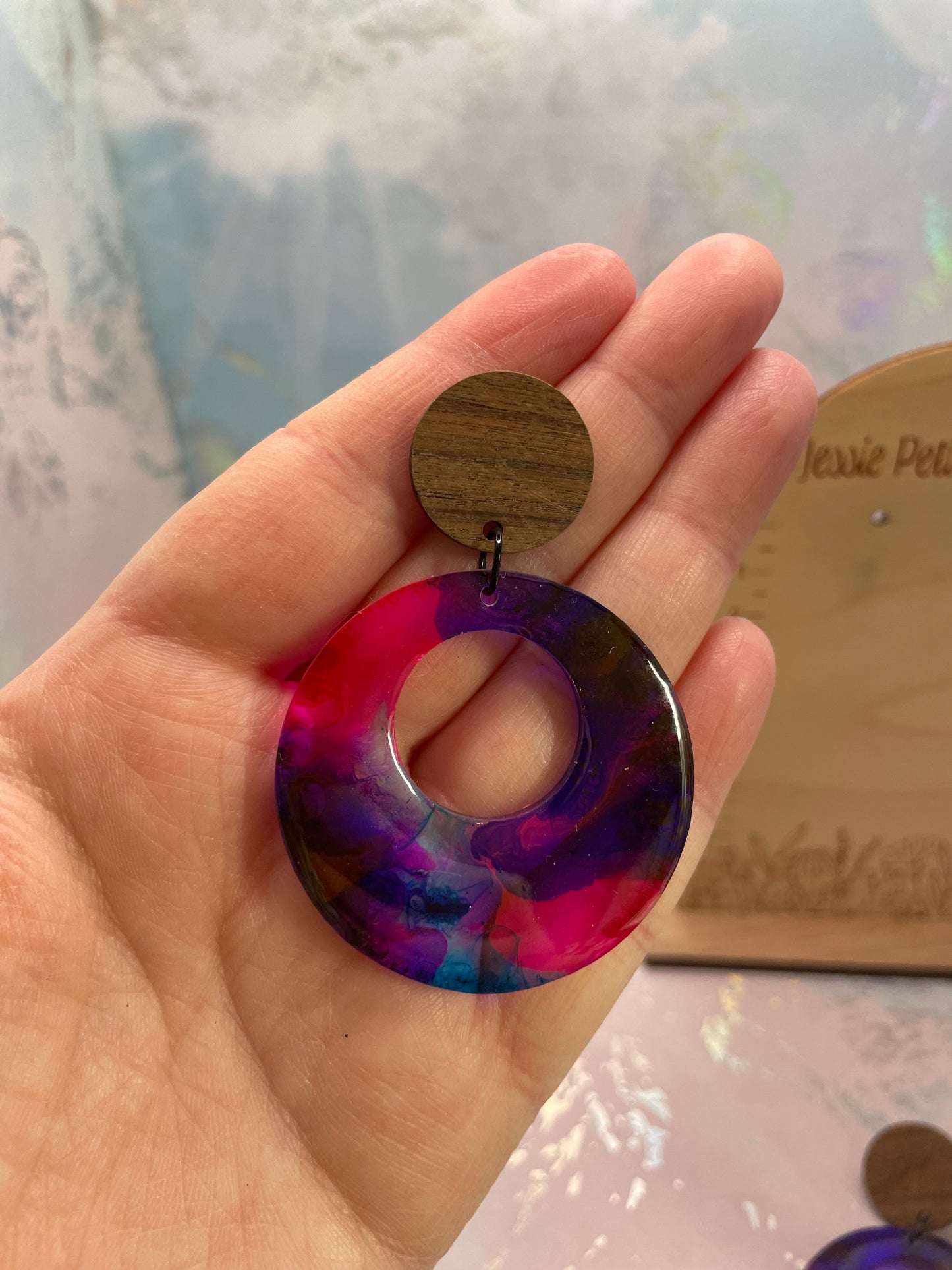Boucles d’oreilles rondes ouvertes en résine colorée avec bouton en bois – Rose, mauve et bleu
