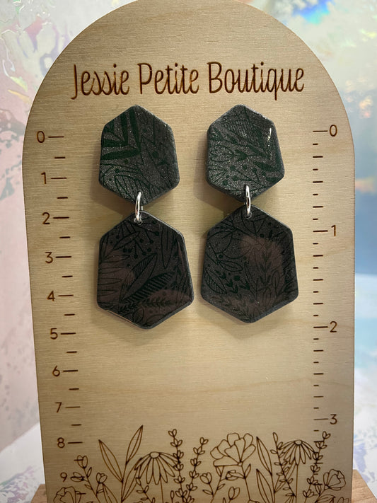 Taylor: Green Foliage On Grey Clay - Nickel Free