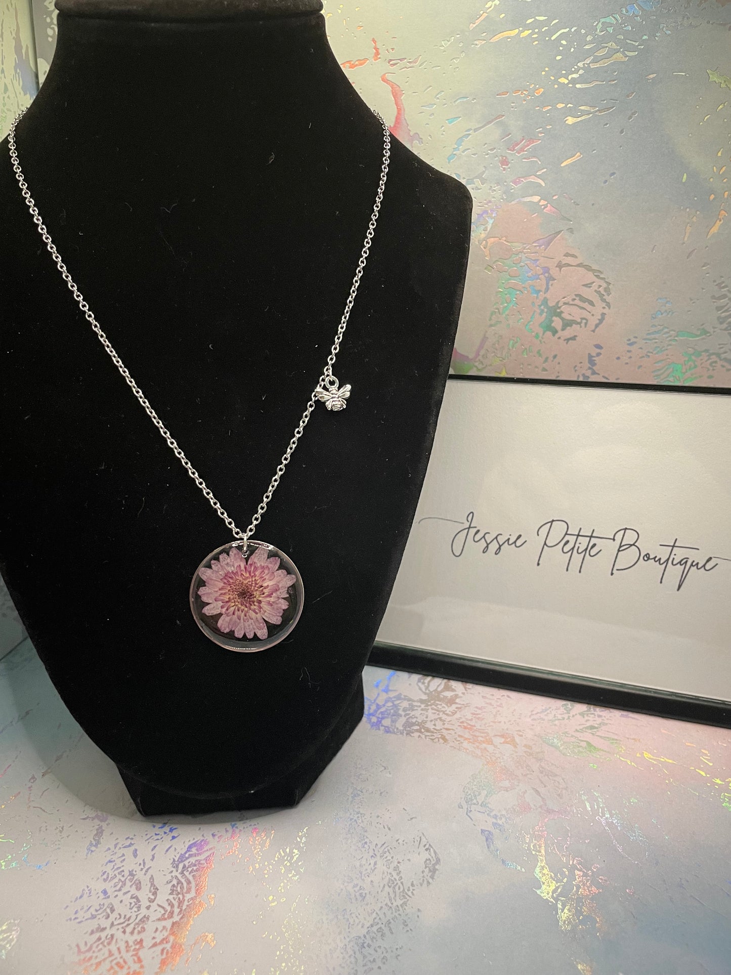 Collier fleur mauve avec abeille-20'' Sans Nickel