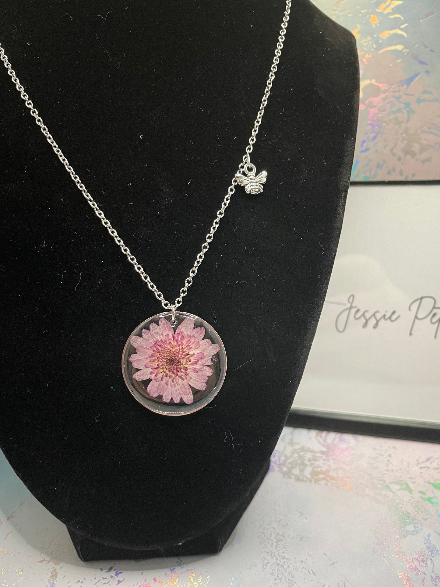 Collier fleur mauve avec abeille-20'' Sans Nickel