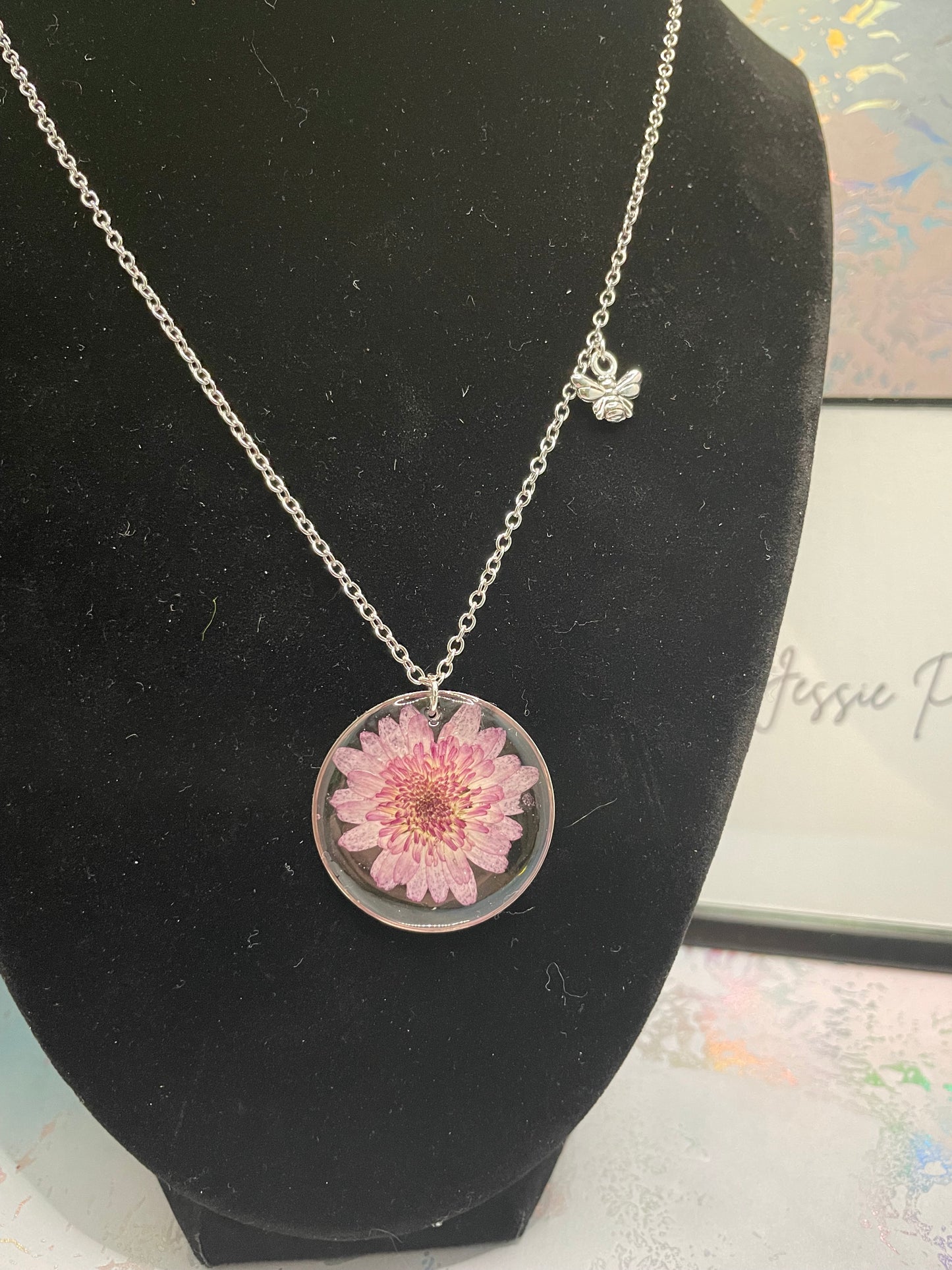 Collier fleur mauve avec abeille-20'' Sans Nickel