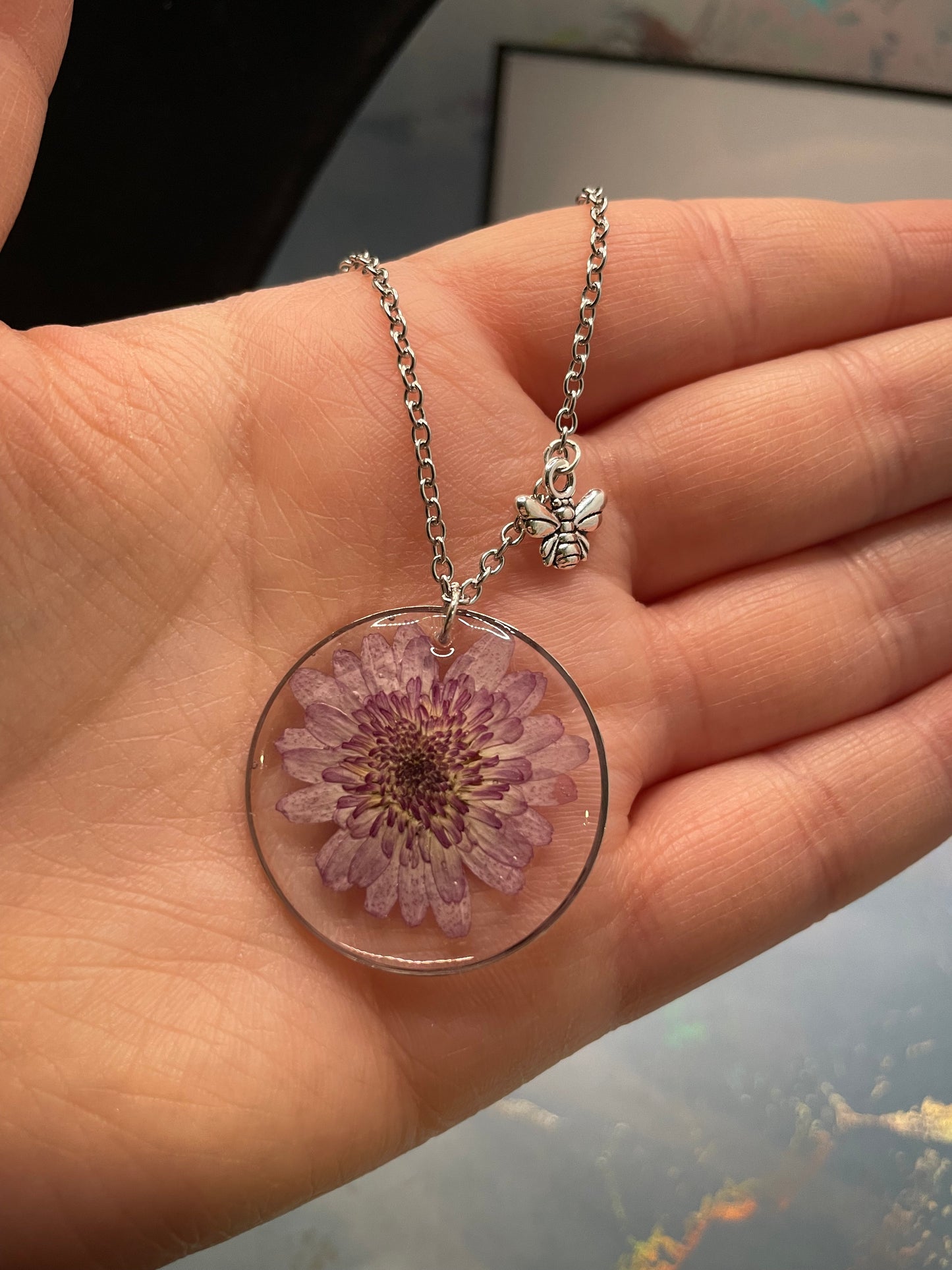 Collier fleur mauve avec abeille-20'' Sans Nickel