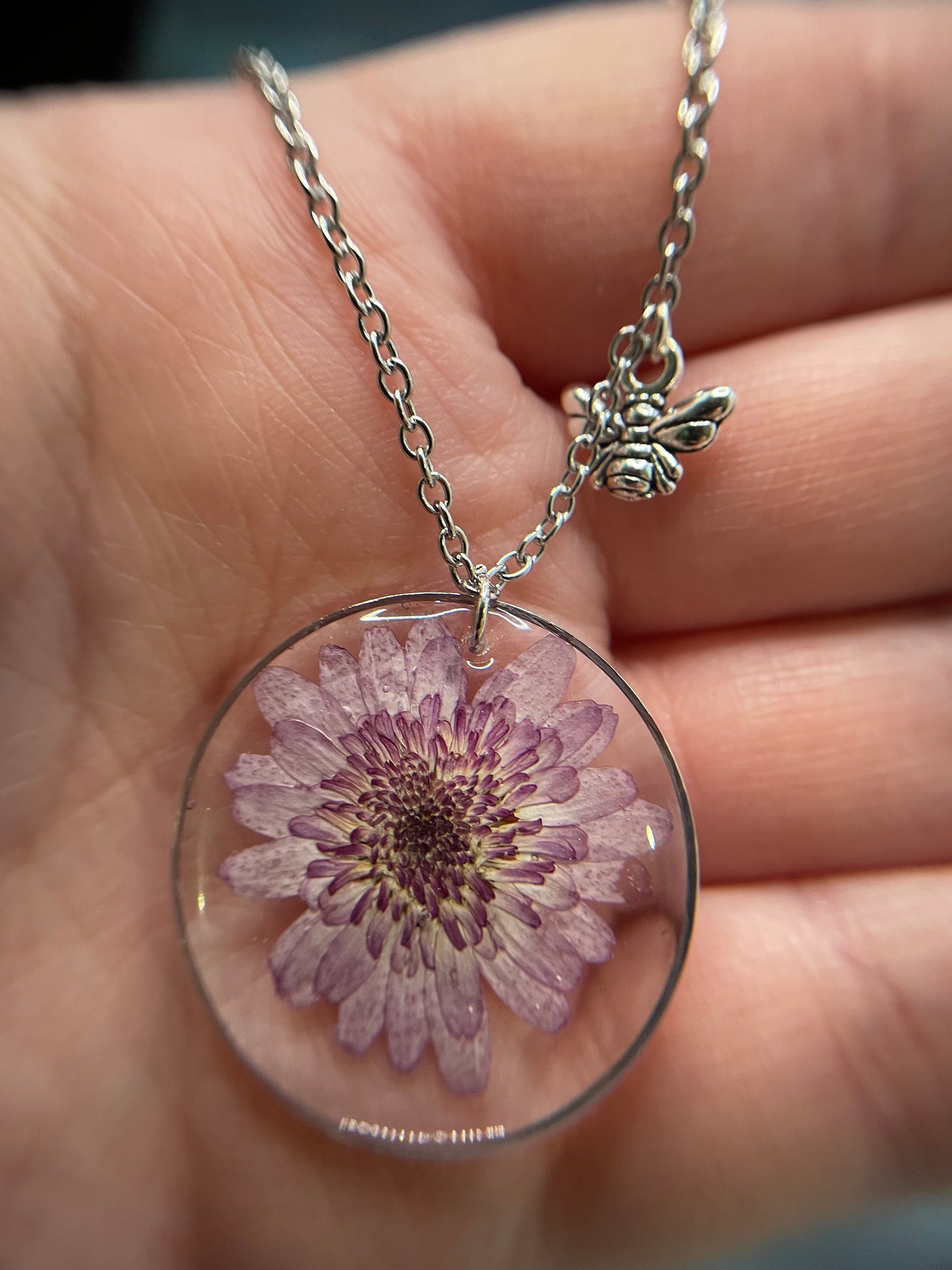 Collier fleur mauve avec abeille-20'' Sans Nickel