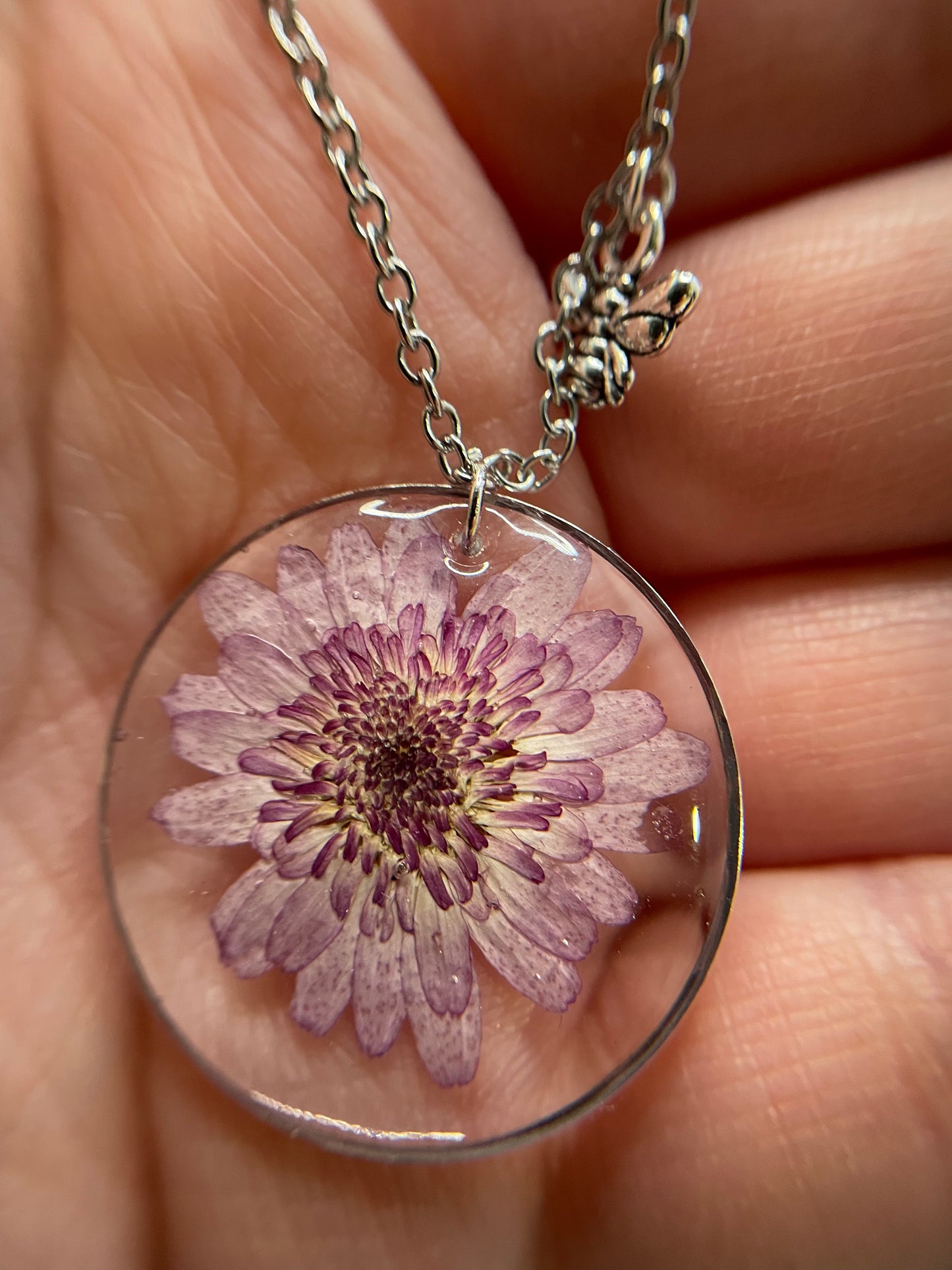 Collier fleur mauve avec abeille-20'' Sans Nickel