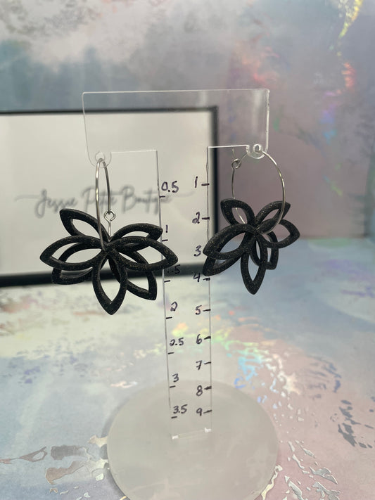 Boucles d’oreilles créoles fleur ajourée noir scintillant – argile polymère