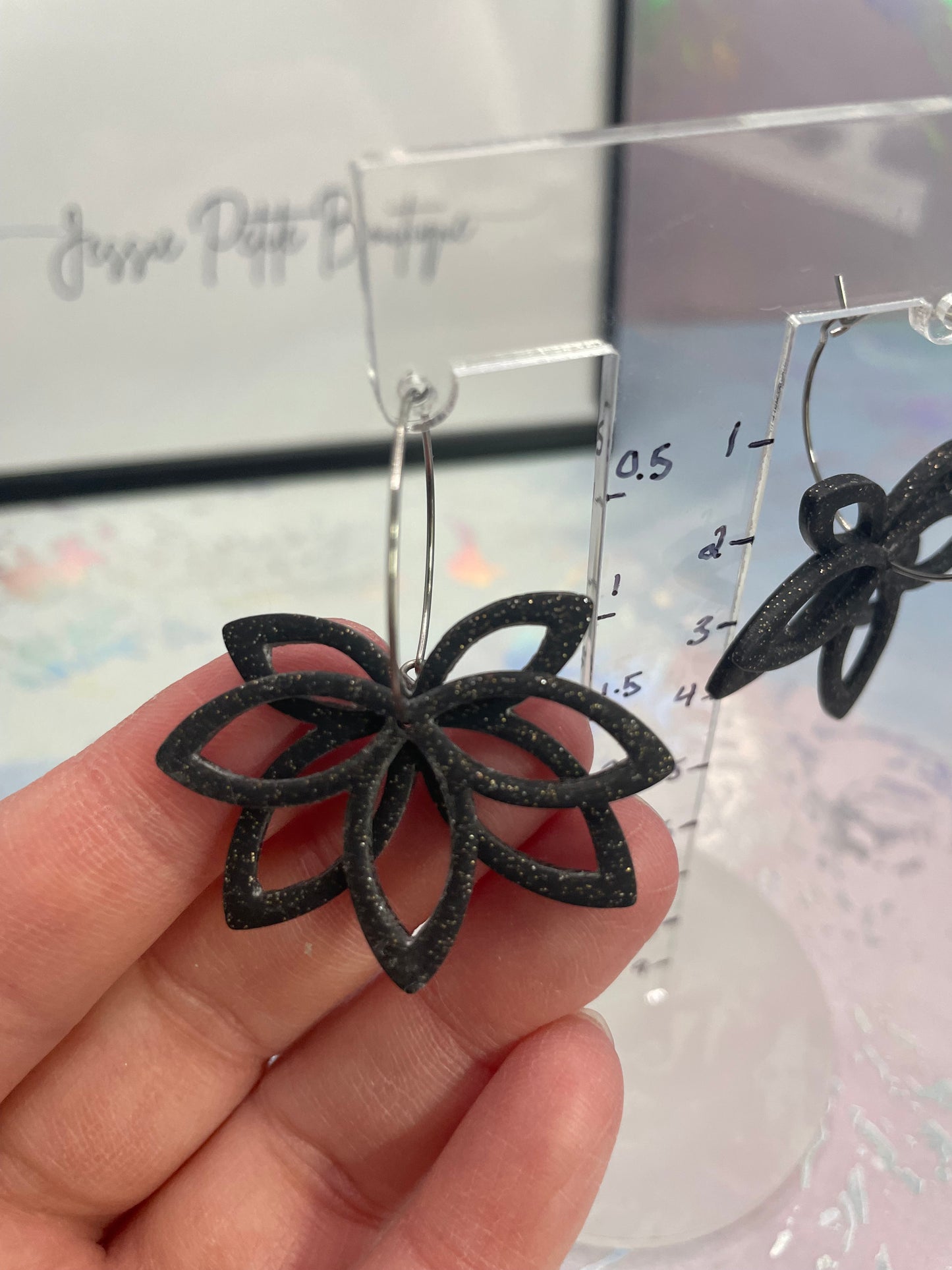 Boucles d’oreilles créoles fleur ajourée noir scintillant – argile polymère
