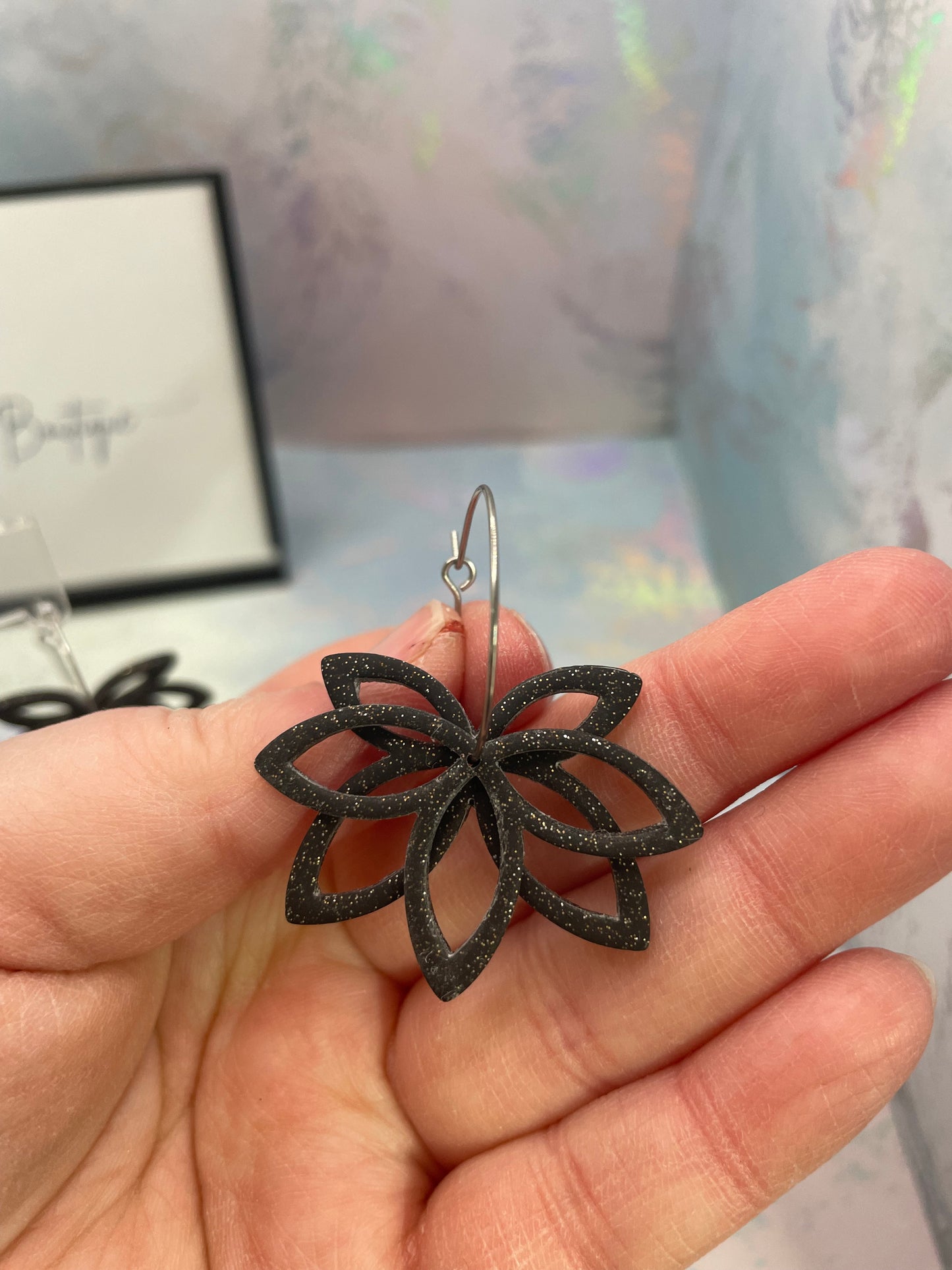 Boucles d’oreilles créoles fleur ajourée noir scintillant – argile polymère