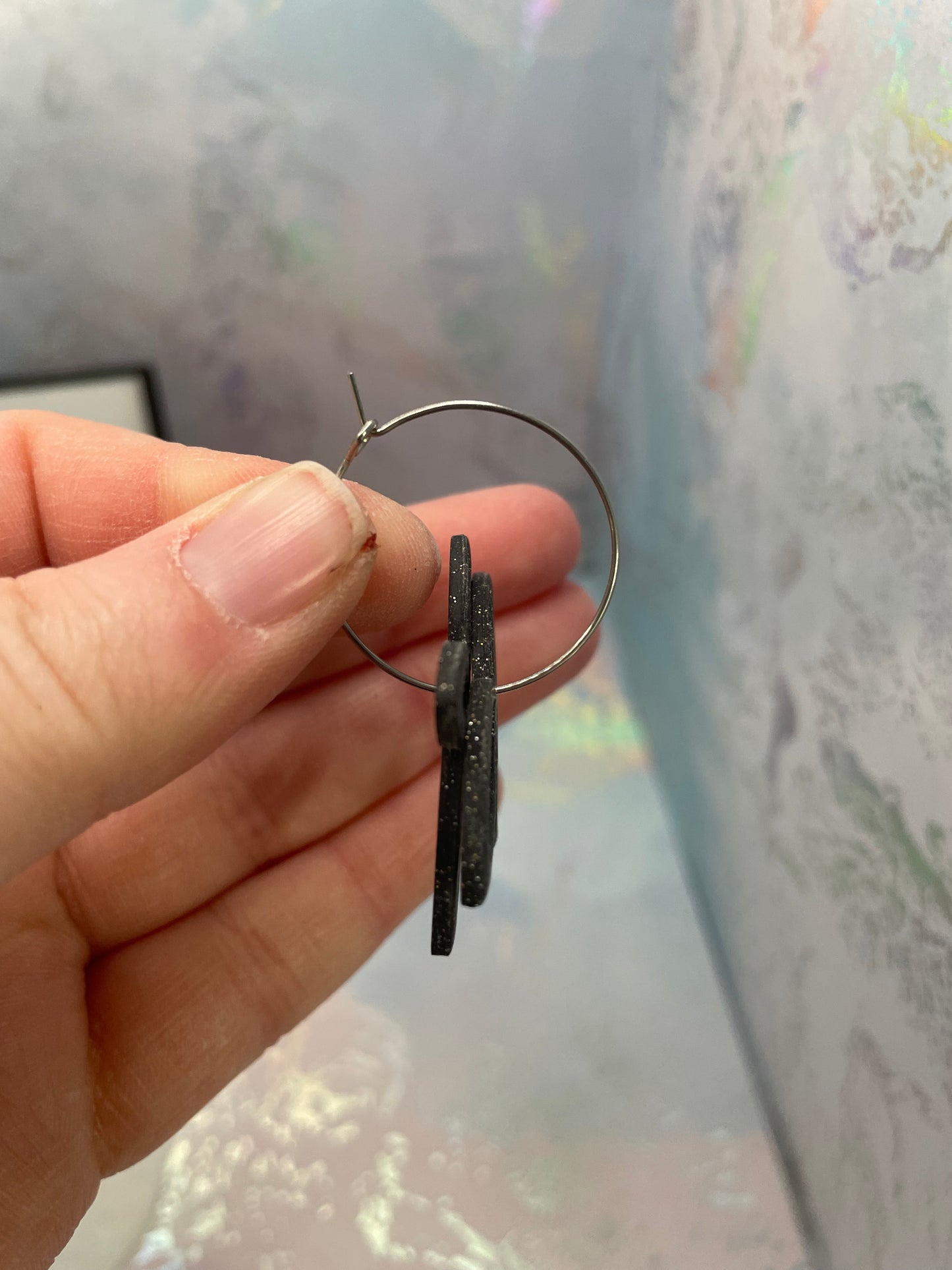 Boucles d’oreilles créoles fleur ajourée noir scintillant – argile polymère