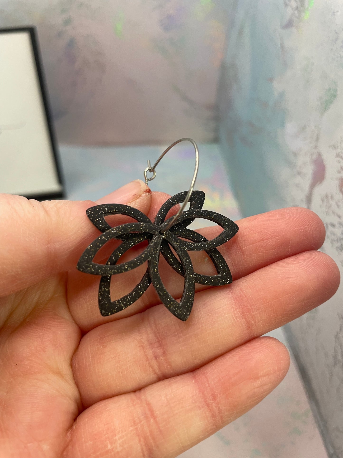 Boucles d’oreilles créoles fleur ajourée noir scintillant – argile polymère