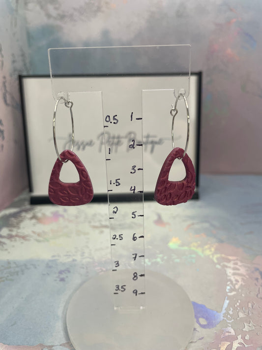 Boucles d’oreilles créoles triangle texturé prune – argile polymère