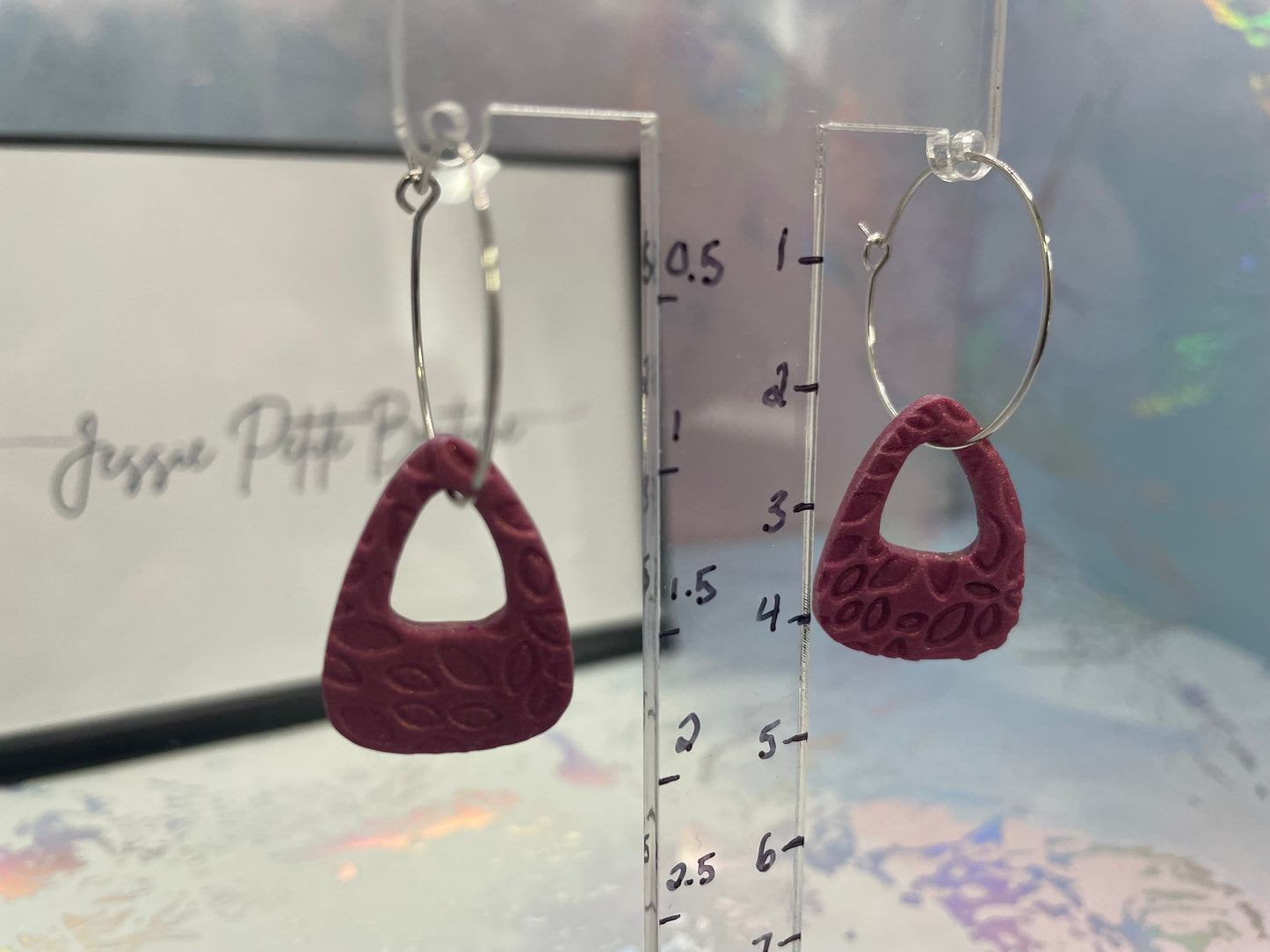 Boucles d’oreilles créoles triangle texturé prune – argile polymère