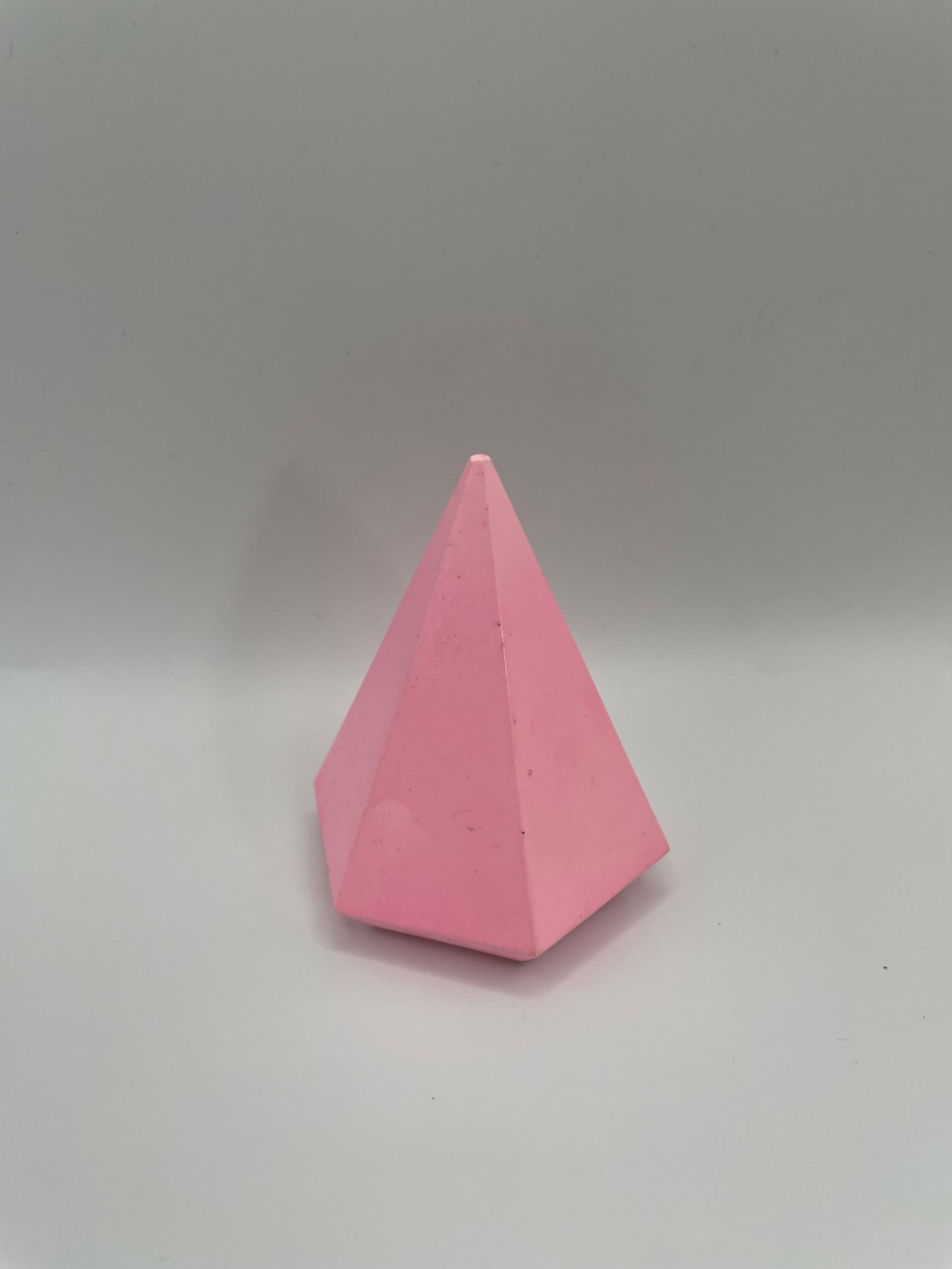 Pyramid Ring Holder – Eco-Resin Minimalist Design