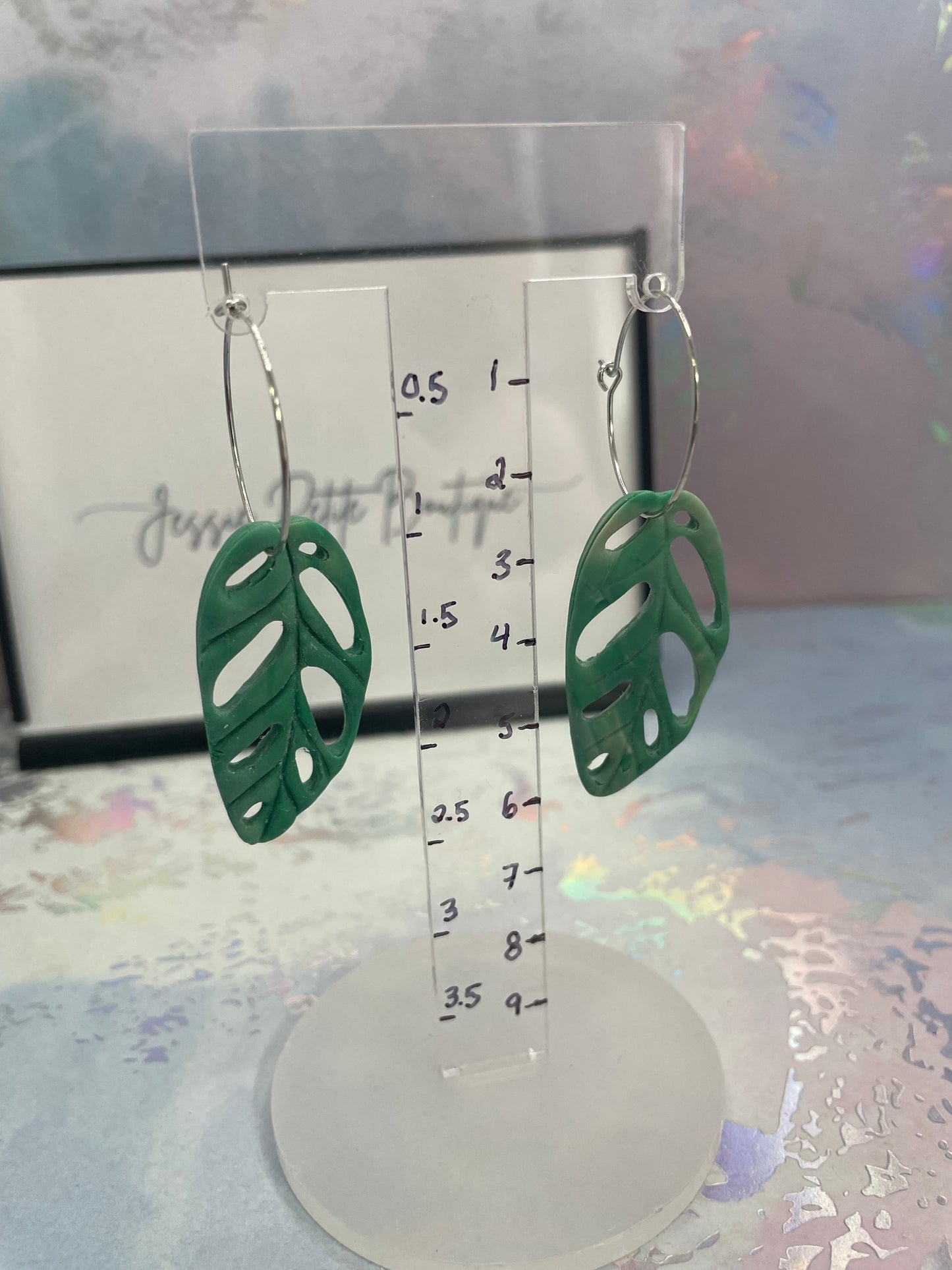 Boucles d’oreilles feuilles monstera vertes – argile polymère