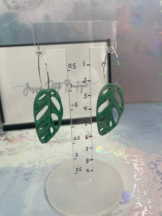 Boucles d’oreilles feuilles monstera vertes – argile polymère