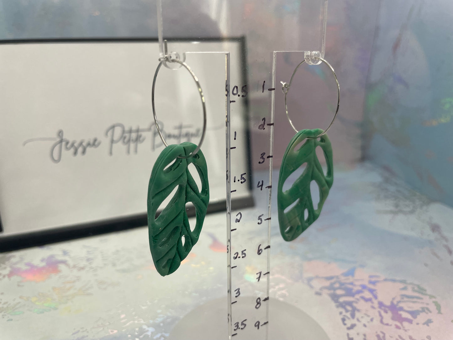 Boucles d’oreilles feuilles monstera vertes – argile polymère