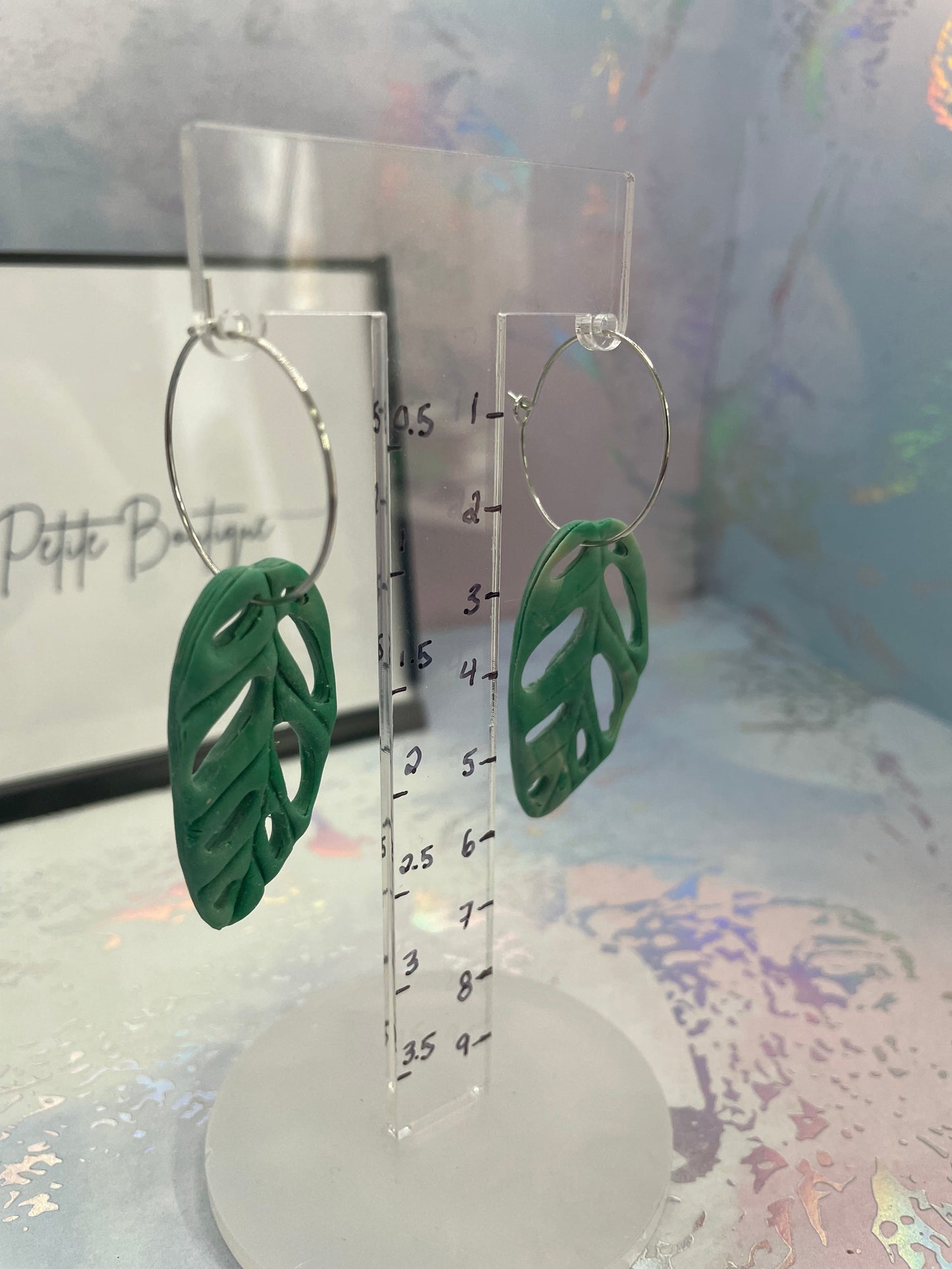 Boucles d’oreilles feuilles monstera vertes – argile polymère
