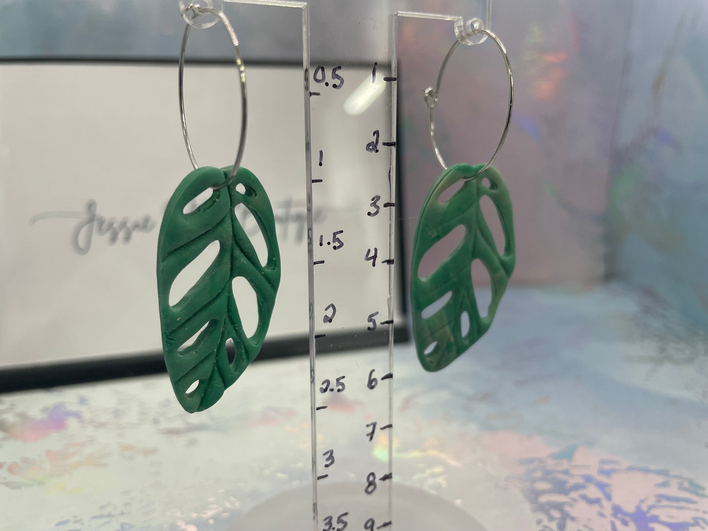 Boucles d’oreilles feuilles monstera vertes – argile polymère