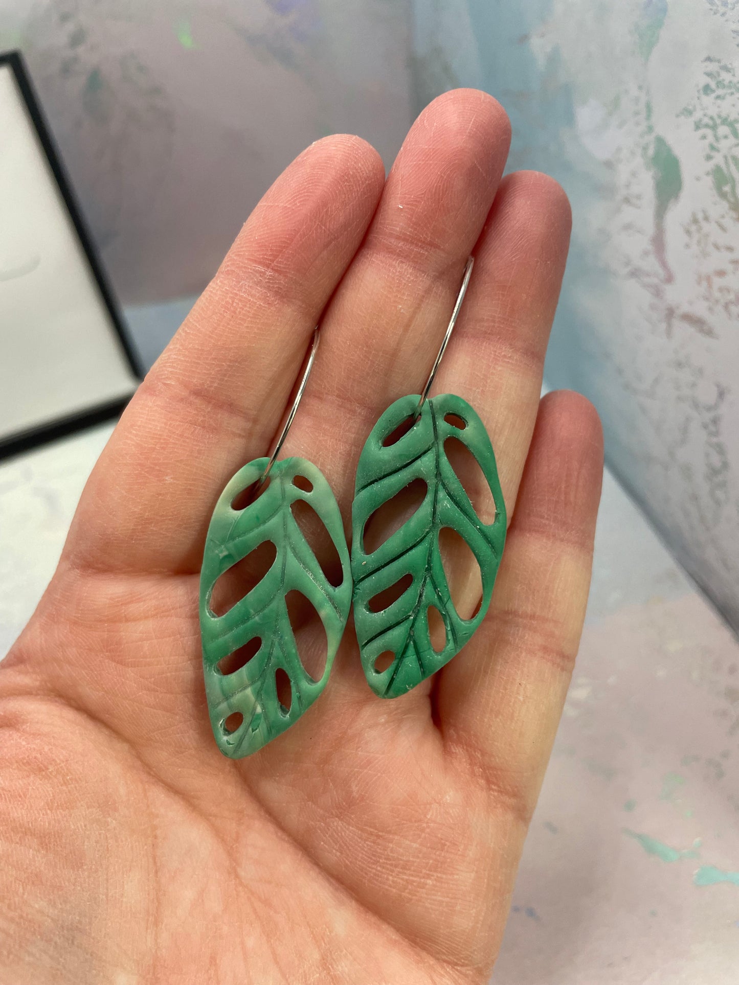 Boucles d’oreilles feuilles monstera vertes – argile polymère