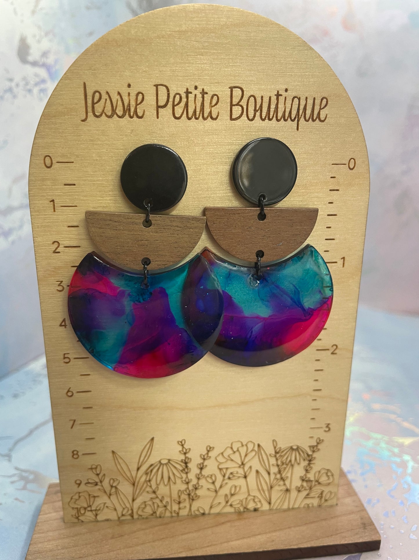 Boucles d’oreilles géométriques demi-lune – bois et résine multicolore