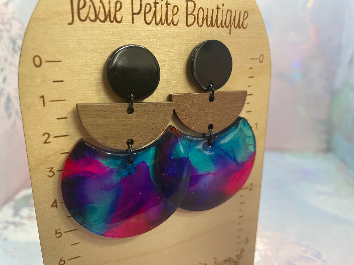 Boucles d’oreilles géométriques demi-lune – bois et résine multicolore