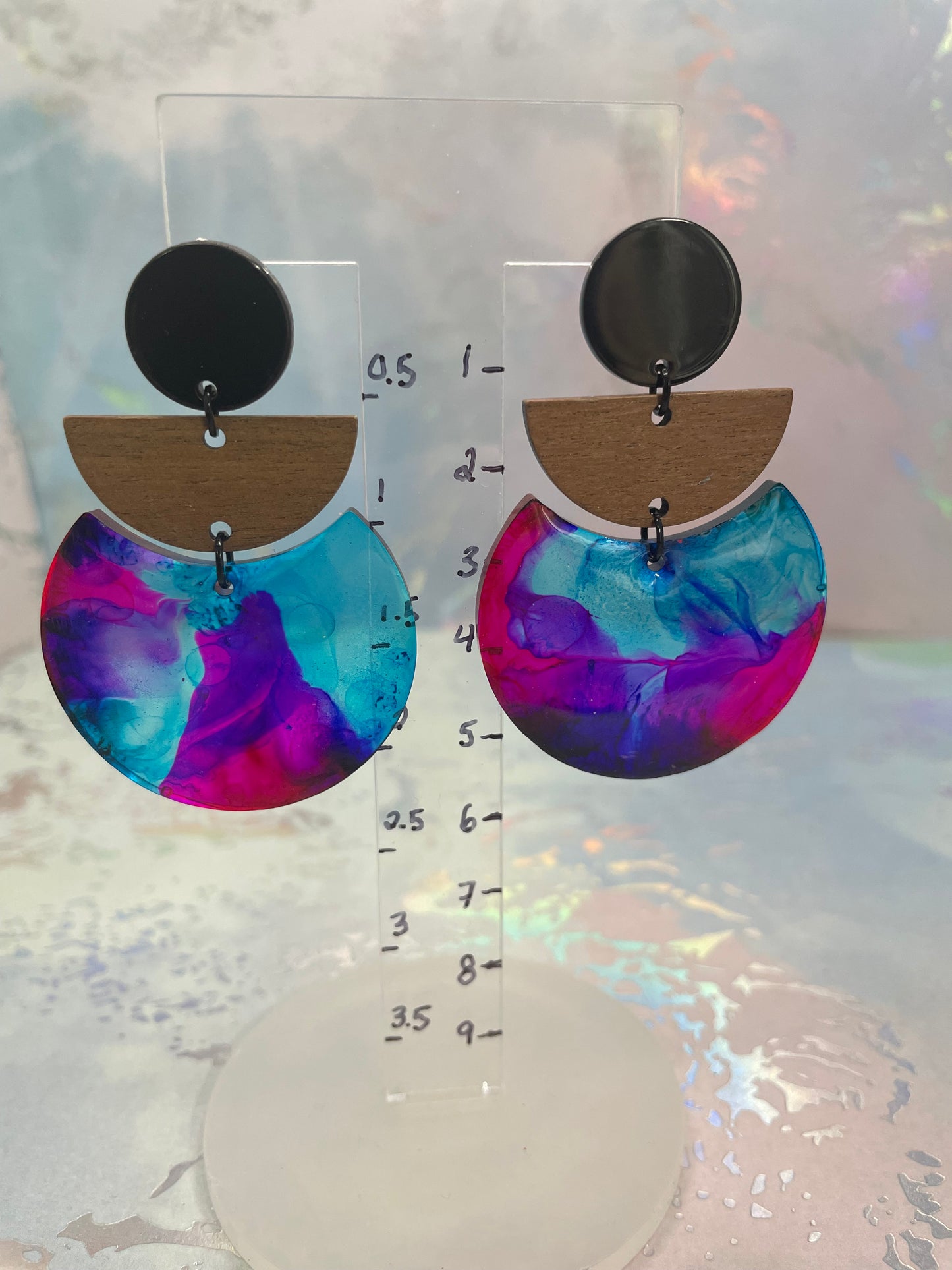 Boucles d’oreilles géométriques demi-lune – bois et résine multicolore