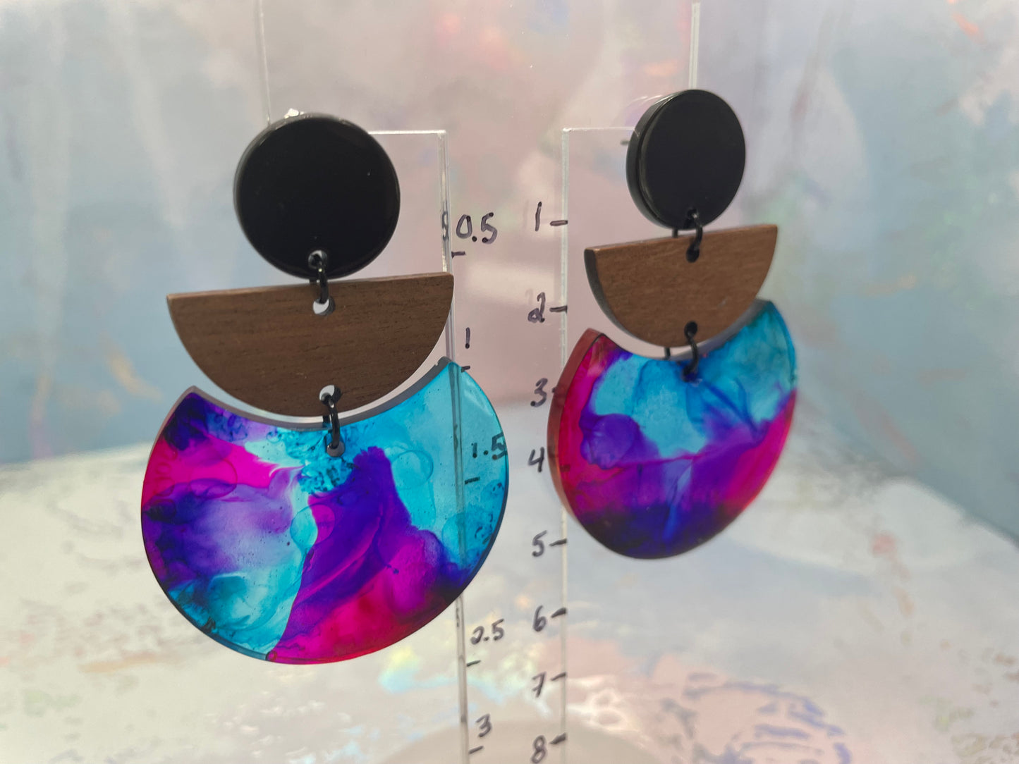 Boucles d’oreilles géométriques demi-lune – bois et résine multicolore