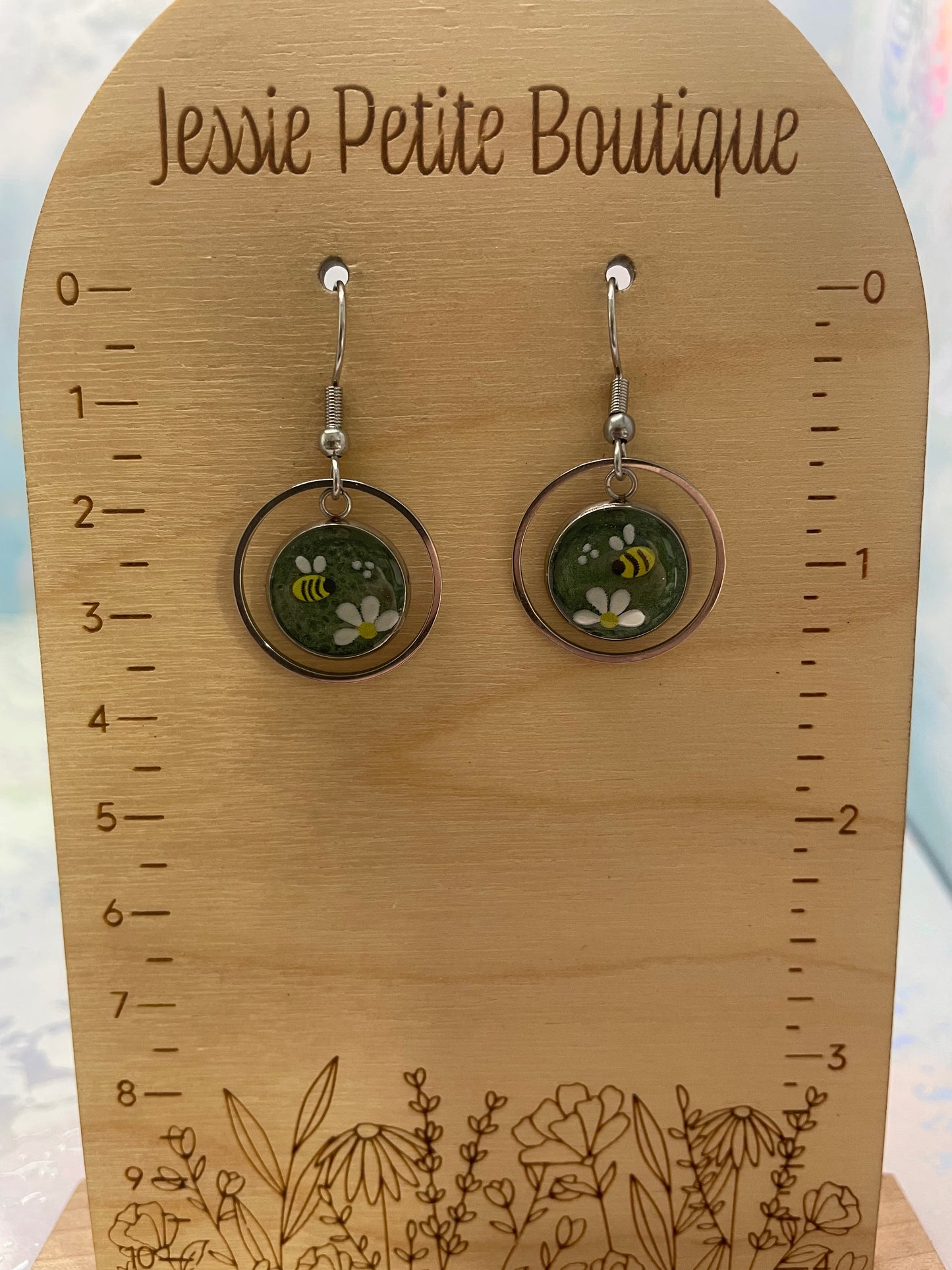 Boucles d’oreilles abeille et marguerite rondes