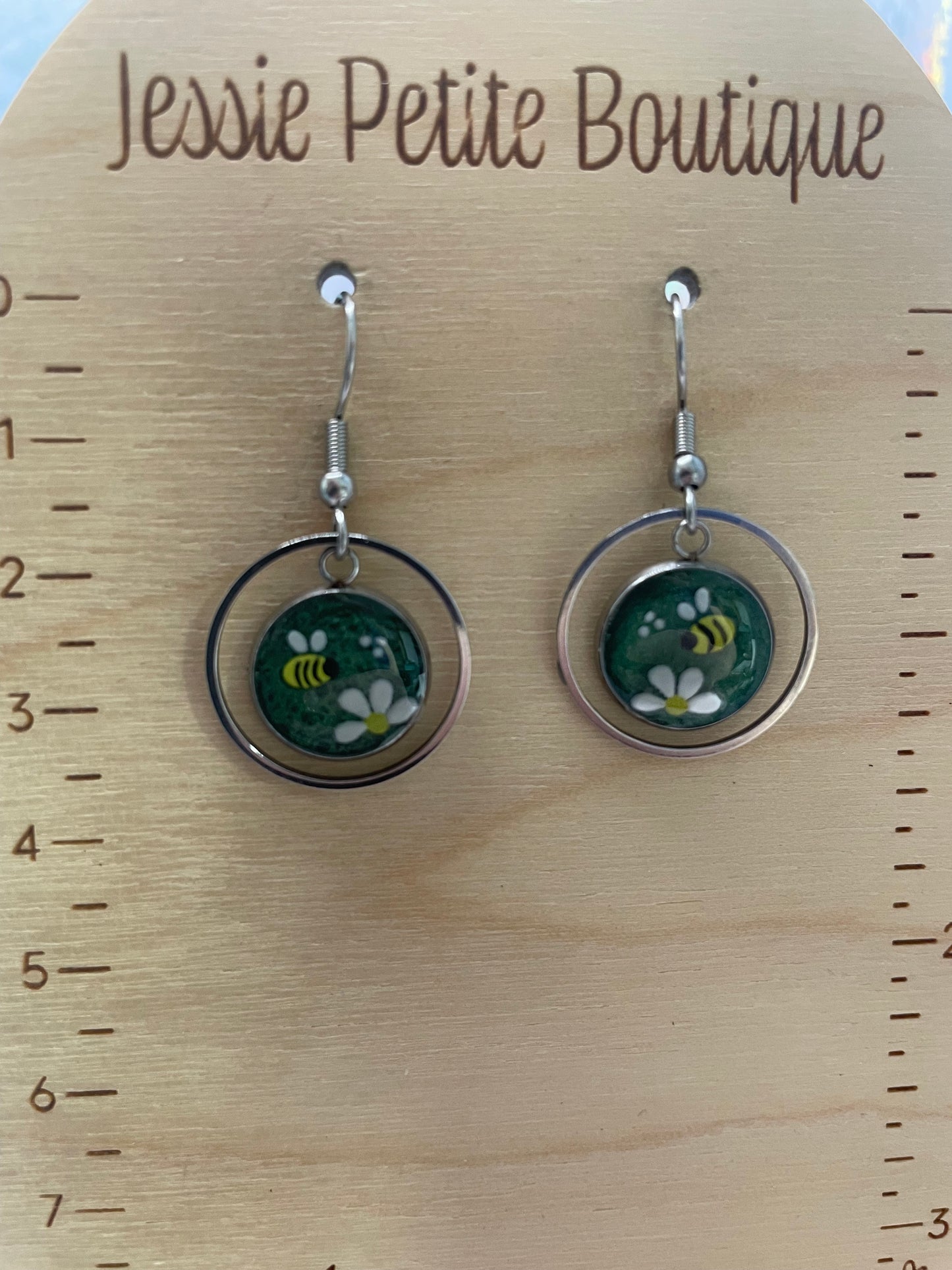 Boucles d’oreilles abeille et marguerite rondes