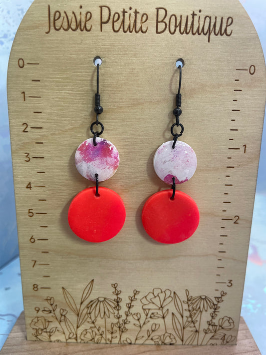 Boucles d’oreilles rondes avec accent abstrait rose