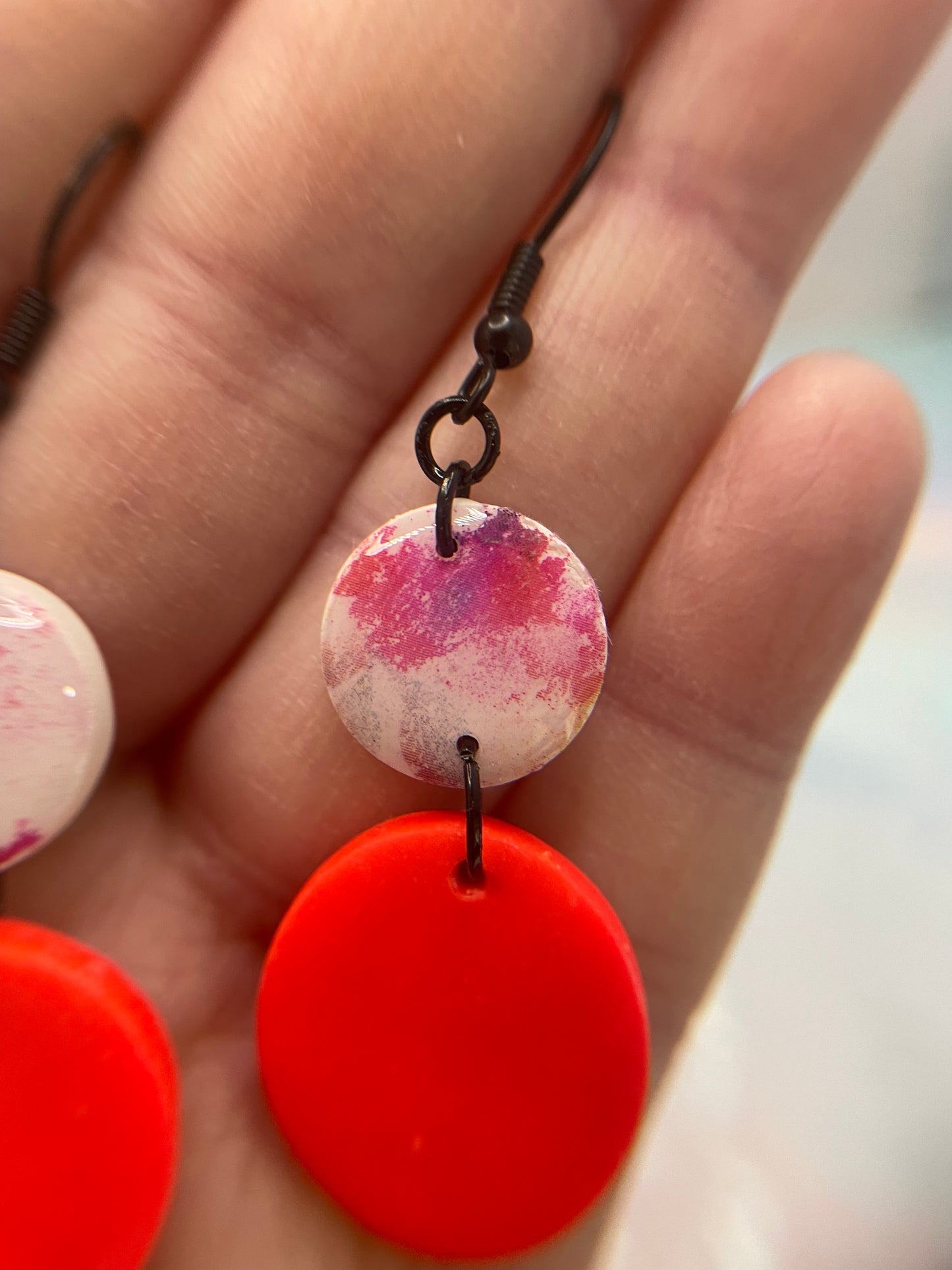 Boucles d’oreilles rondes avec accent abstrait rose