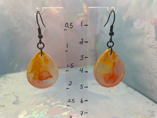 Boucles d’oreilles goutte en résine jaune et orange