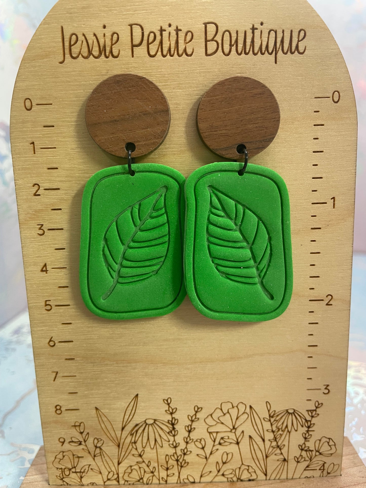 Boucles d’oreilles vertes en argile polymère avec bouton en bois