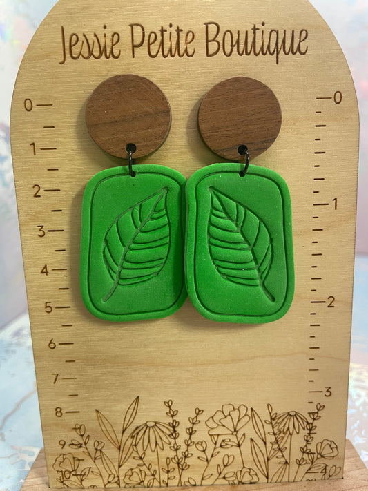Boucles d’oreilles vertes en argile polymère avec bouton en bois