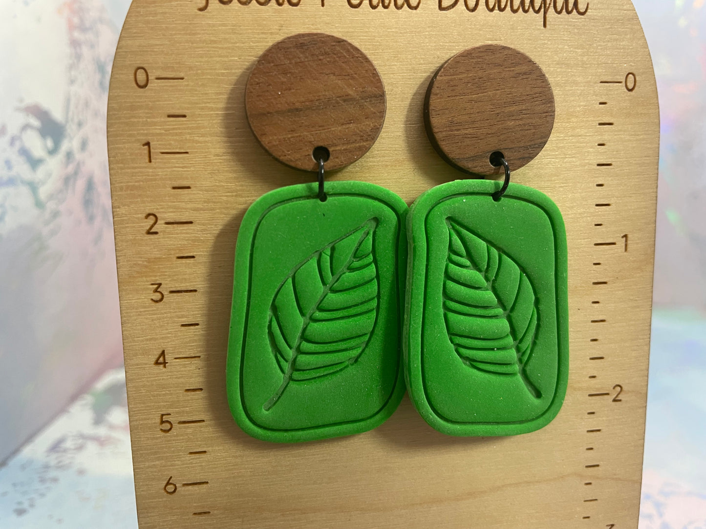 Boucles d’oreilles vertes en argile polymère avec bouton en bois