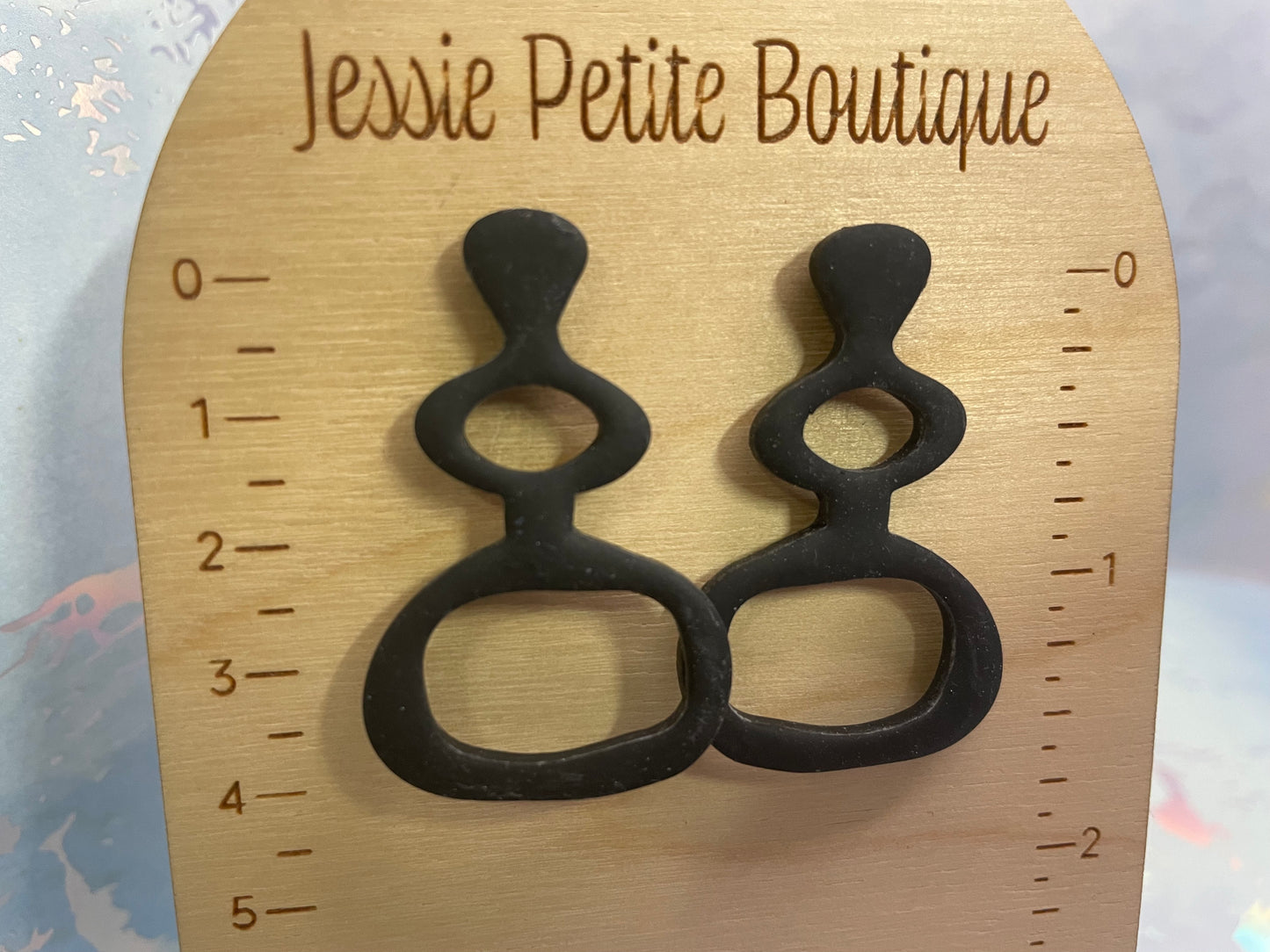 Boucles d’oreilles lanternes abstraites noires en argile polymère
