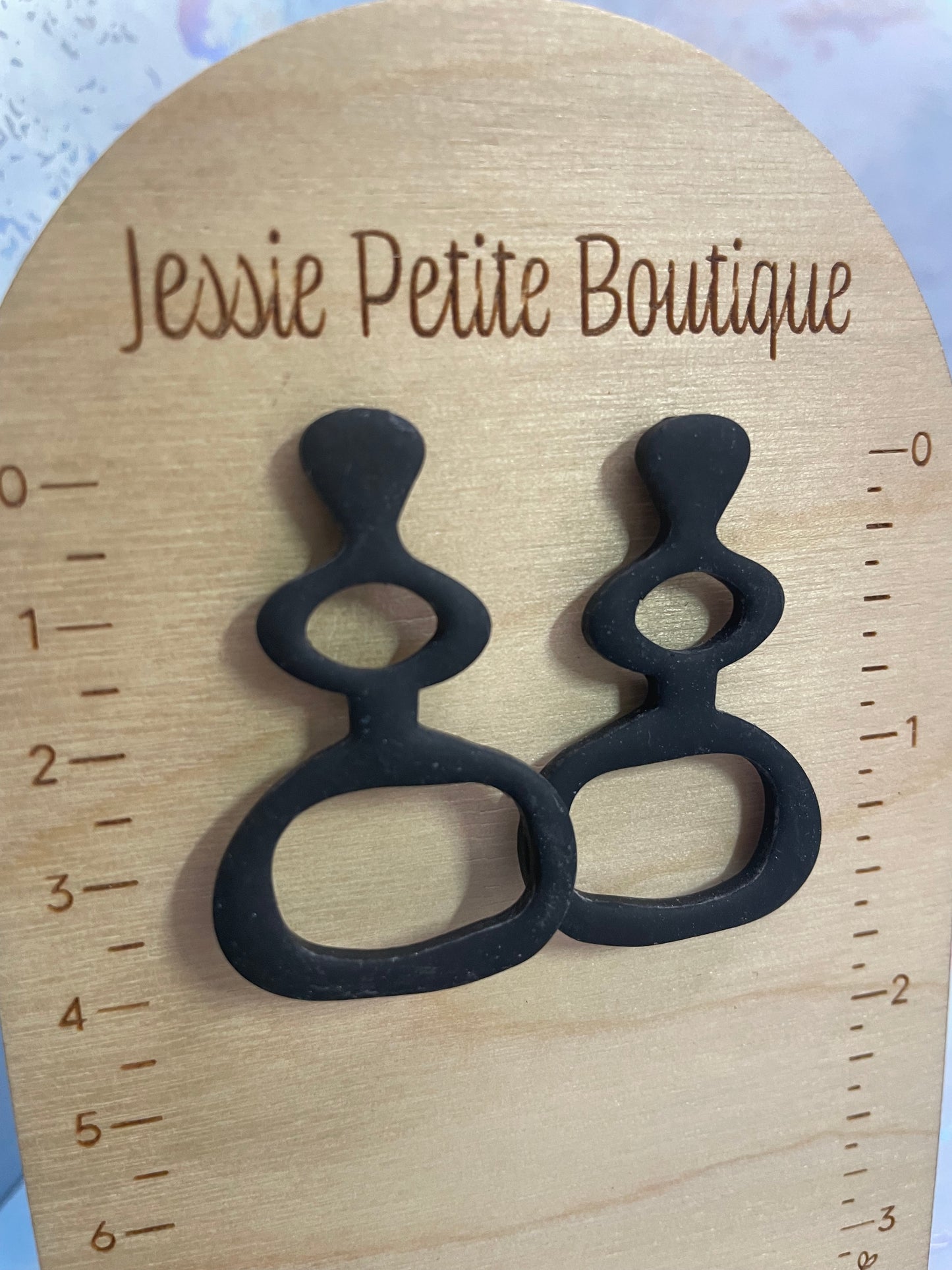 Boucles d’oreilles lanternes abstraites noires en argile polymère