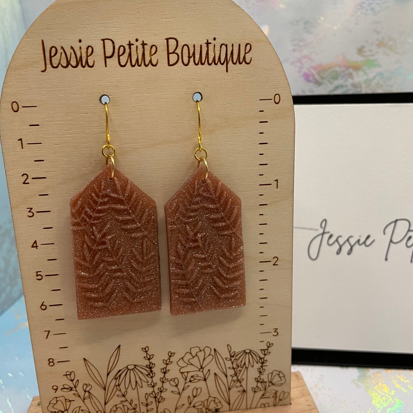 Boucles d'oreilles pentagone beige avec Feuillage