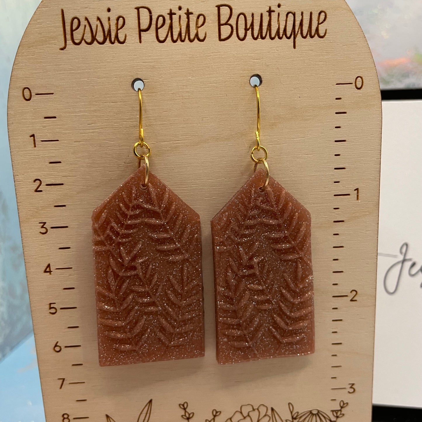 Boucles d'oreilles pentagone beige avec Feuillage