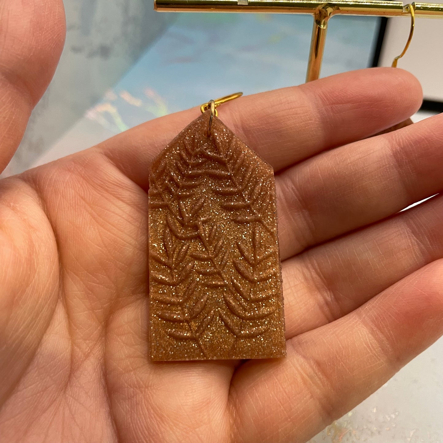 Boucles d'oreilles pentagone beige avec Feuillage