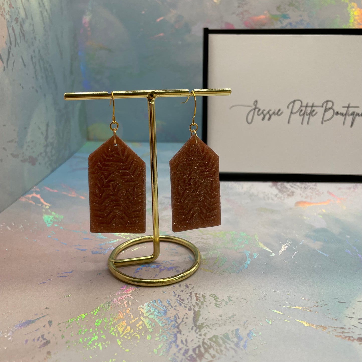 Boucles d'oreilles pentagone beige avec Feuillage