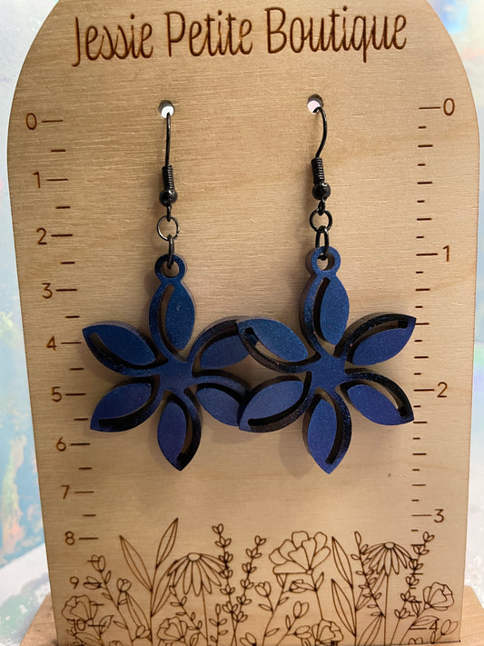Boucles d'oreilles fleur en résine bleu caméléon