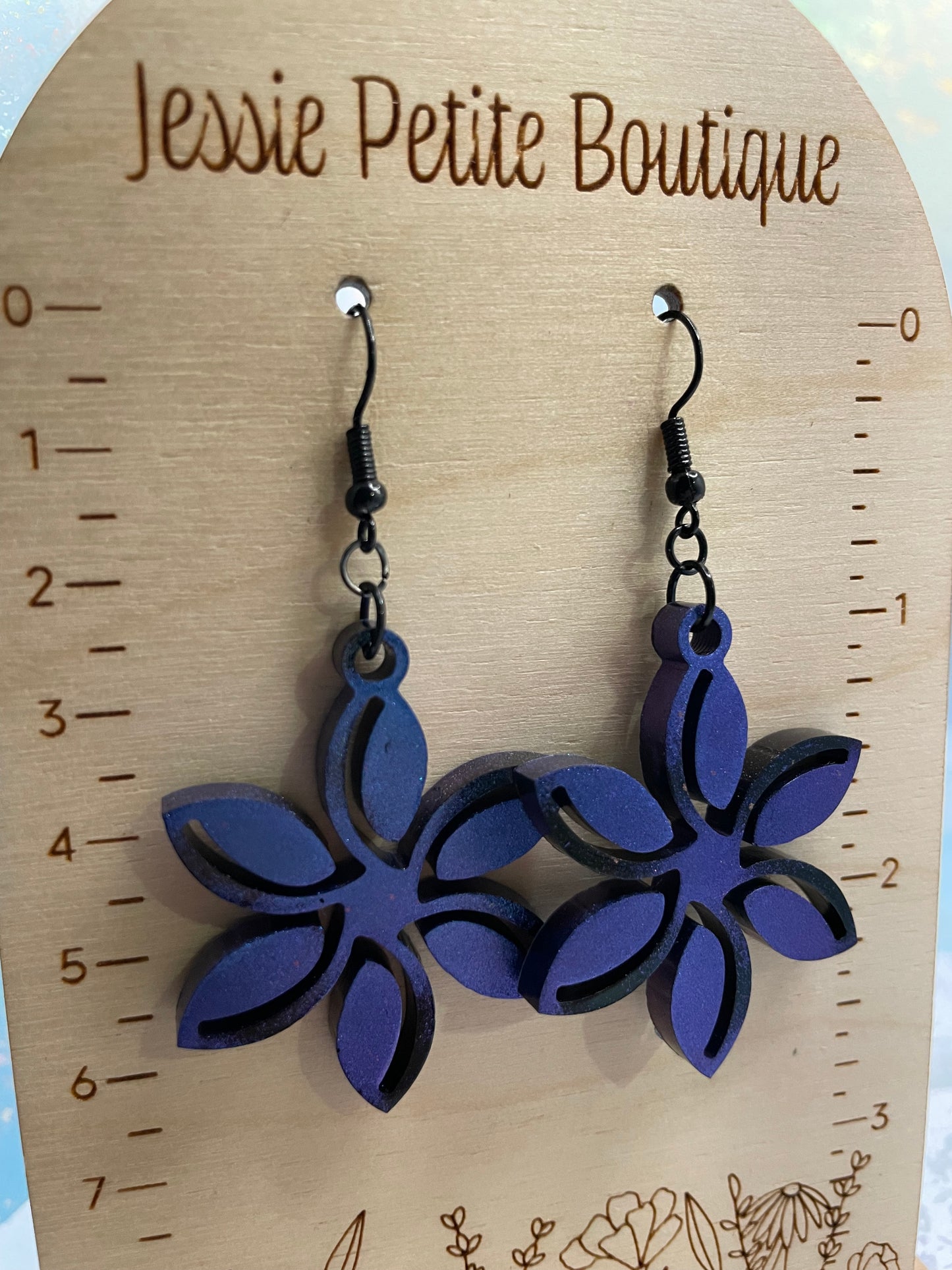 Boucles d'oreilles fleur en résine bleu caméléon