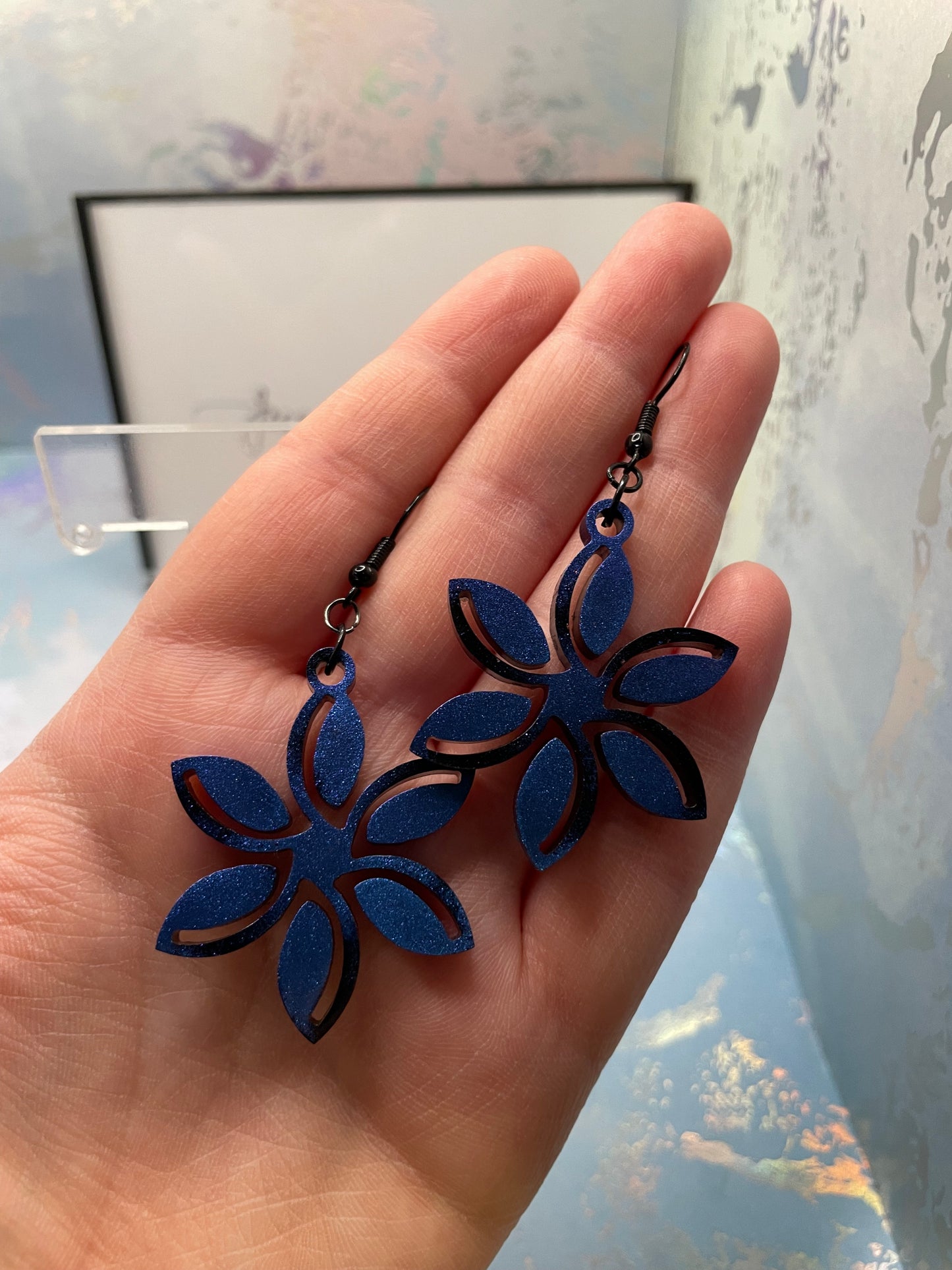 Boucles d'oreilles fleur en résine bleu caméléon