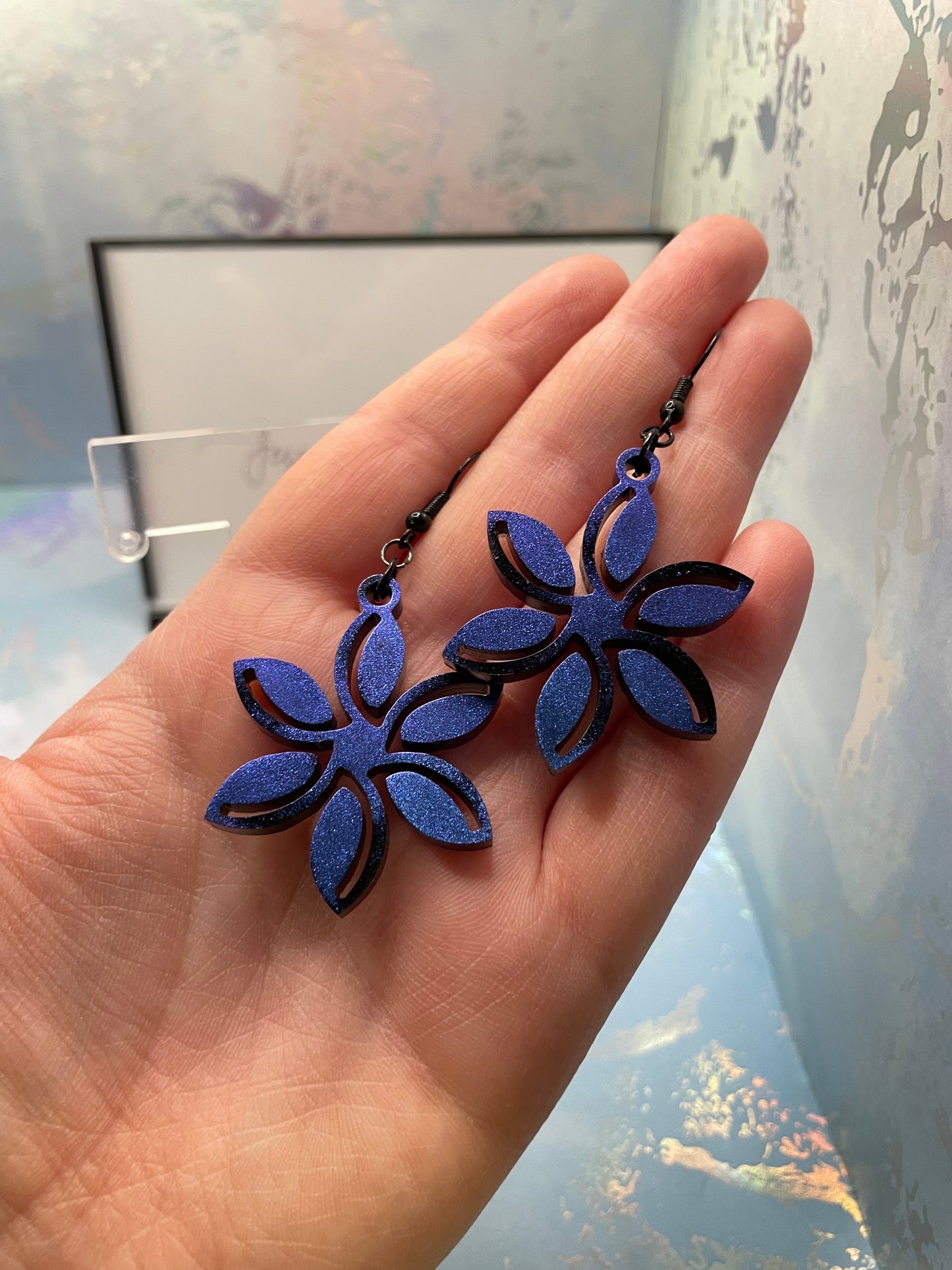 Boucles d'oreilles fleur en résine bleu caméléon