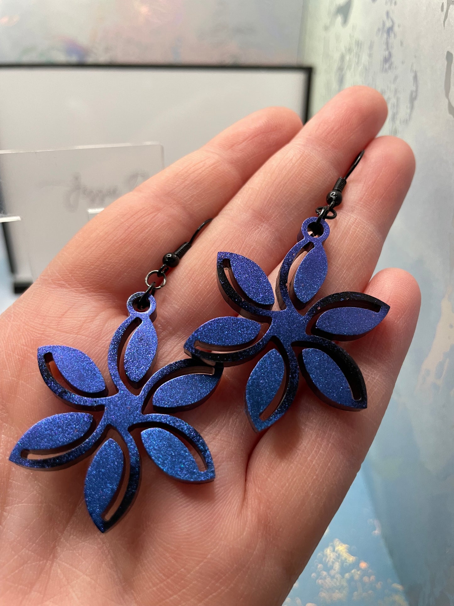 Boucles d'oreilles fleur en résine bleu caméléon