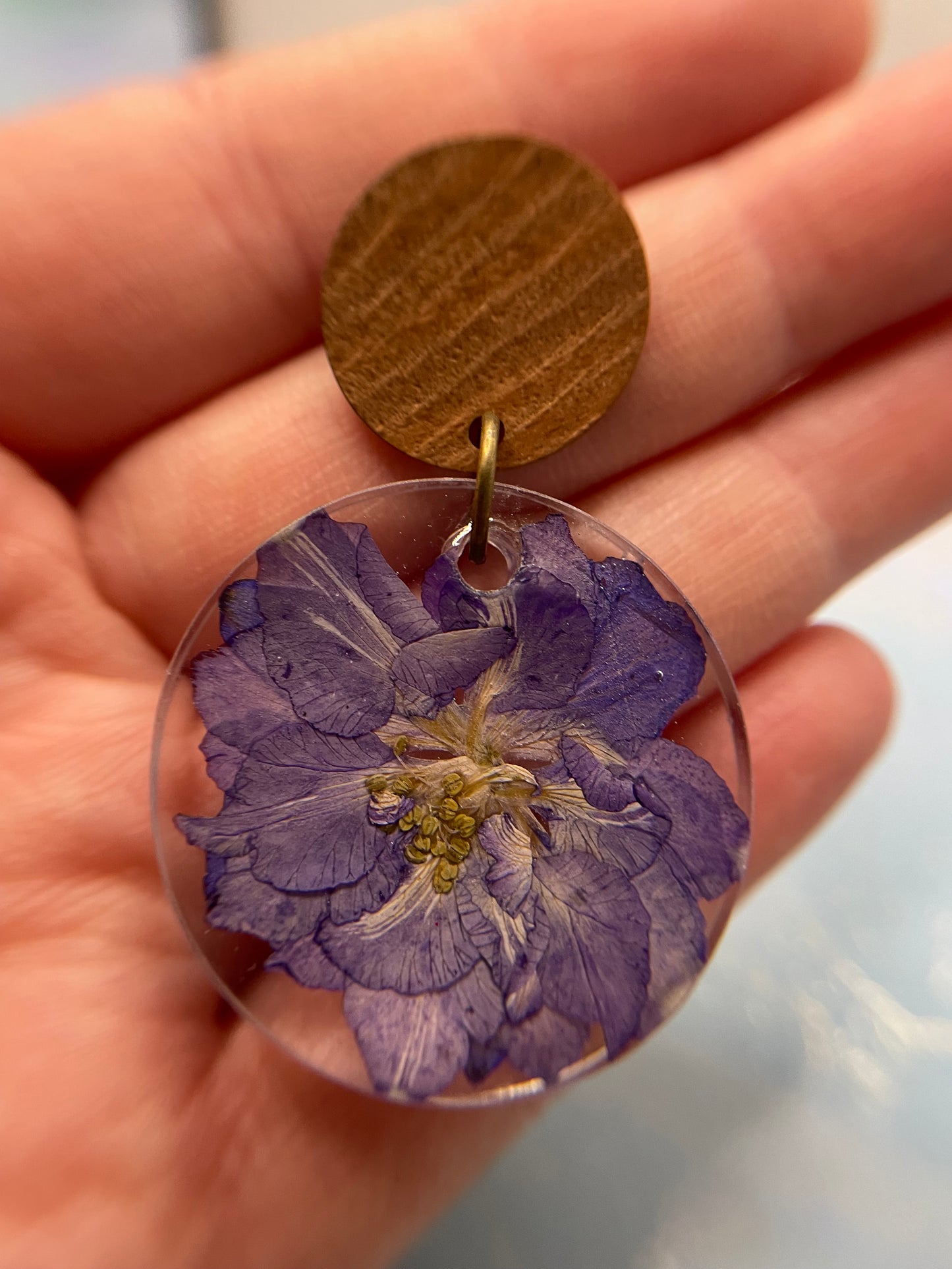 Boucles d'oreilles rondes fleur mauve - SANS NICKEL