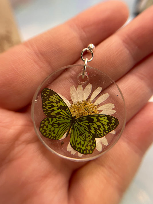 Boucles d'oreilles cercle marguerite + papillon vert- SANS NICKEL