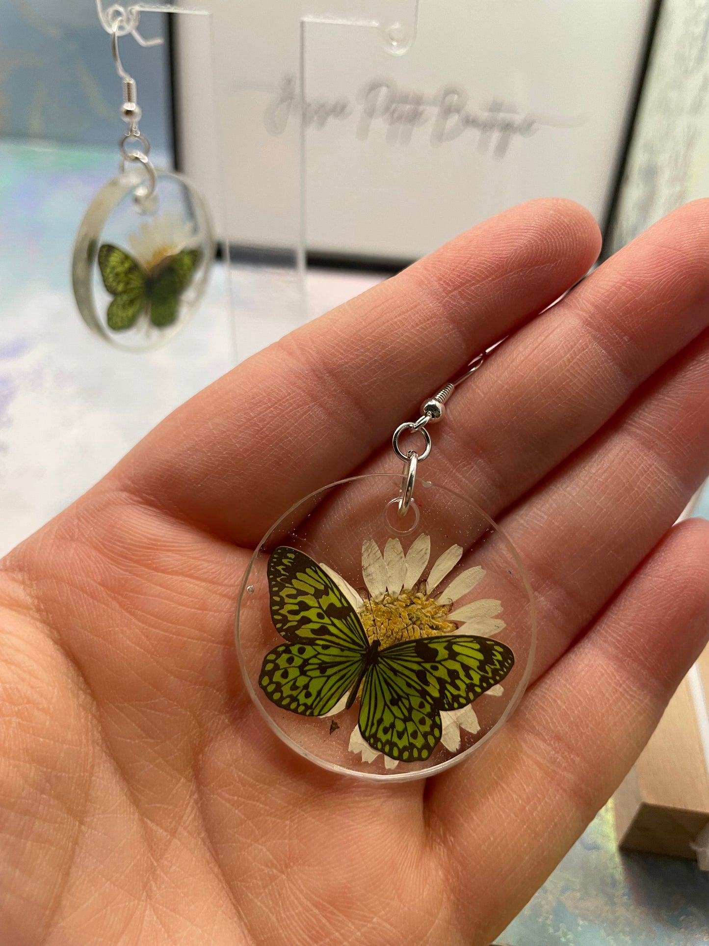 Boucles d'oreilles cercle marguerite + papillon vert- SANS NICKEL