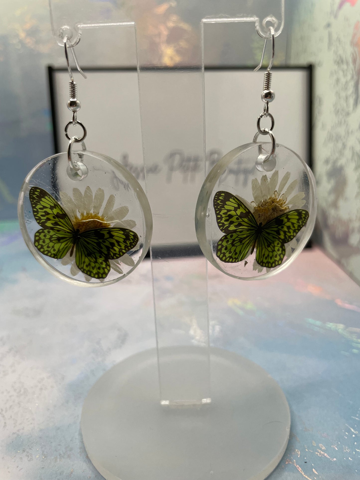 Boucles d'oreilles cercle marguerite + papillon vert- SANS NICKEL
